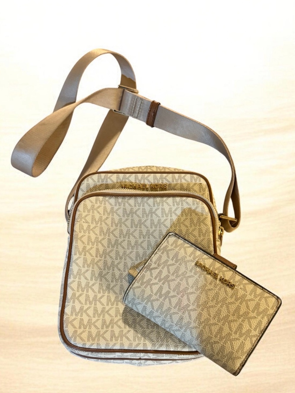 Michael Kors White/Beige Signature Jet Set Crossbody with Wallet